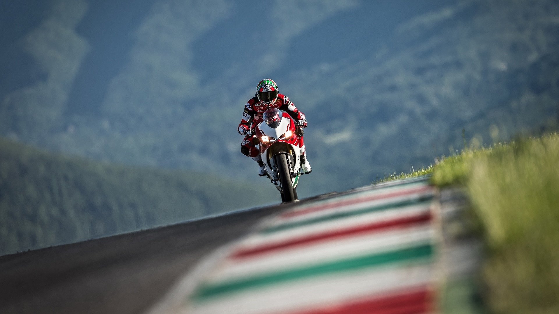 爱游戏网址-本泽马戴帽弑旧主，皇马逆转夜霸王龙再现